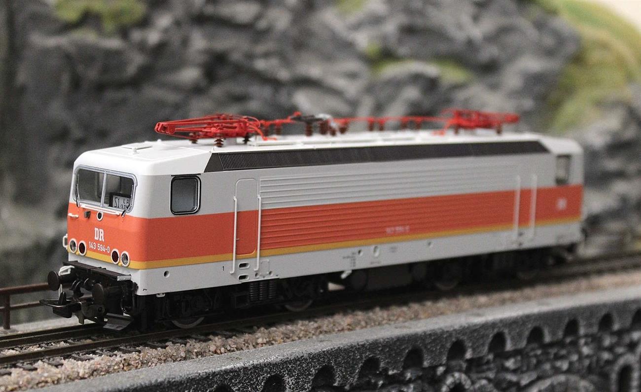 Piko 21698 H0 Elektrolokomotive BR 143 S-Bahn DR