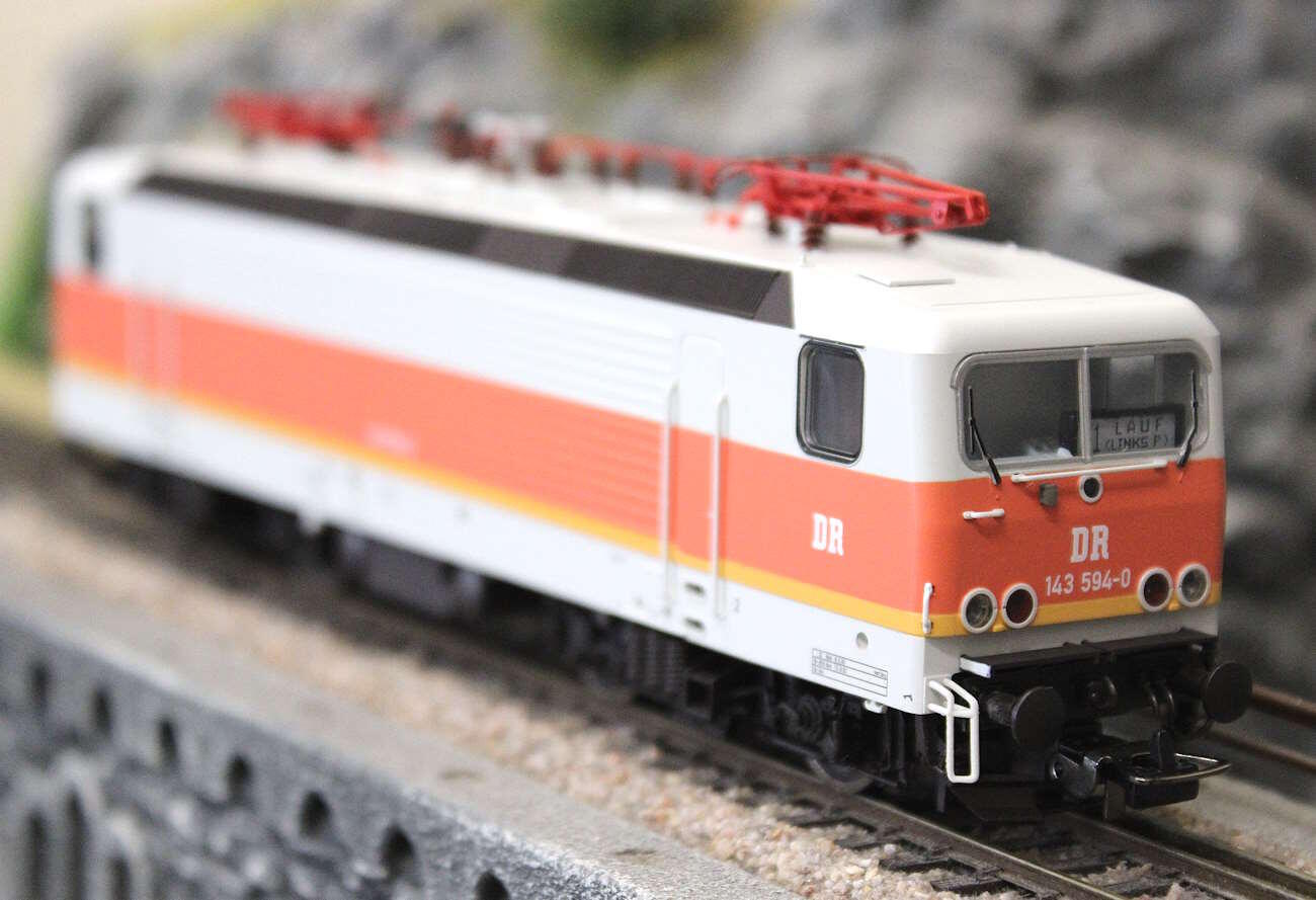 Piko 21698 H0 Elektrolokomotive BR 143 S-Bahn DR
