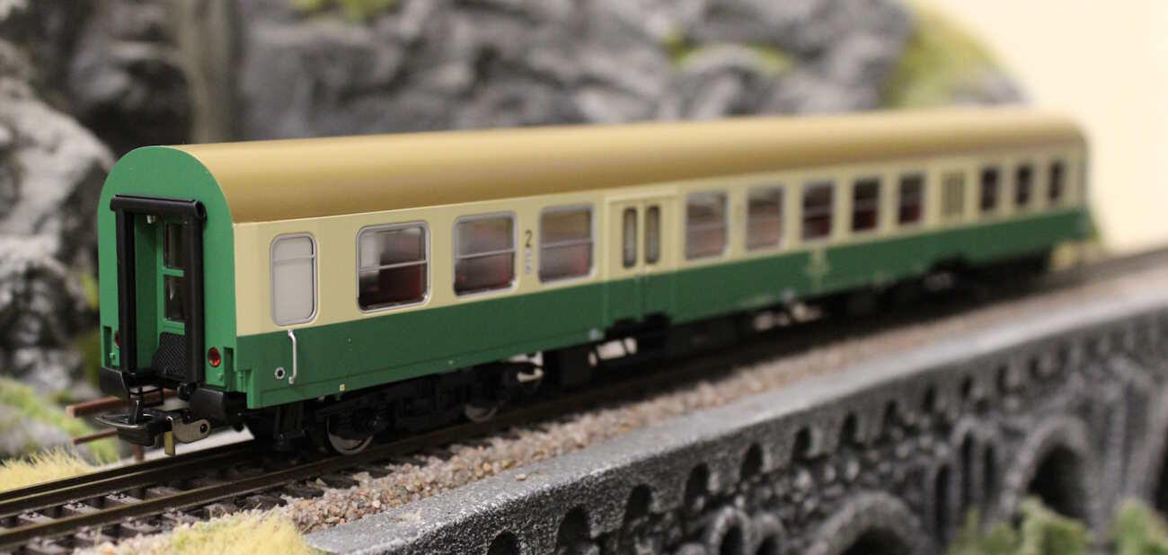 Piko 28005 H0 Halberstädter Mitteleinstiegswagen 2. Klasse DR