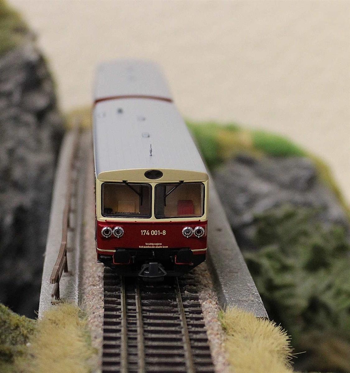 Roco 7700013 H0 Dieseltriebwagen 174 001-8 mit Beiwagen DR