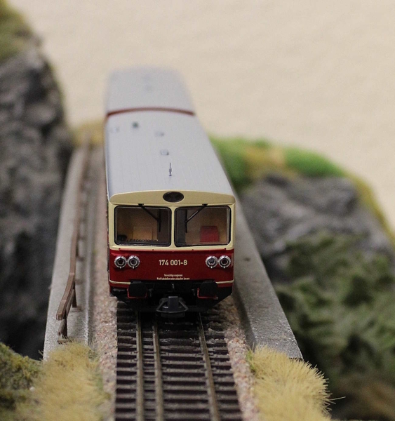 Roco 7700013 H0 Dieseltriebwagen 174 001-8 mit Beiwagen DR