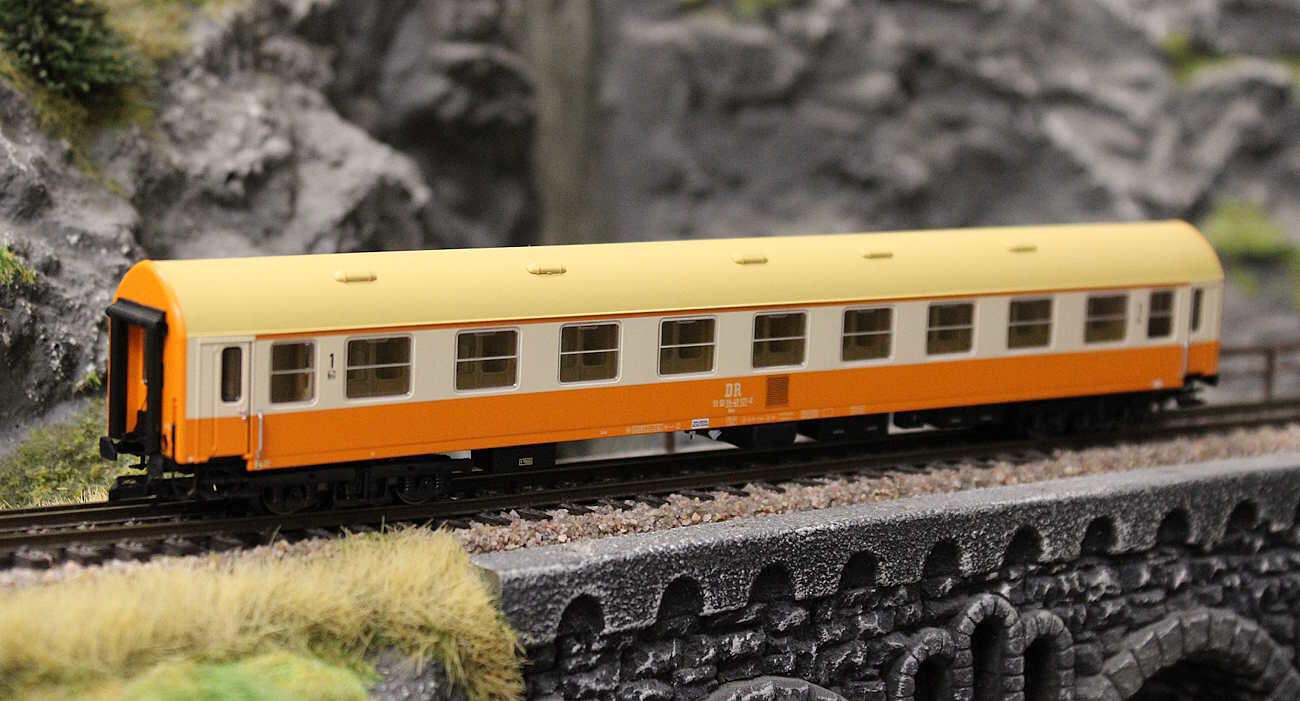 Tillig 16419 TT Reisezugwagen „Städteexpress“ 1. Klasse, Typ Y/B70, der DR