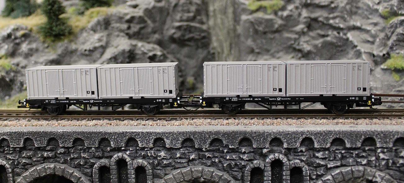 Tillig 01109 TT Güterwagenset der Deutschen Post, bestehend aus zwei Containertragwagen Lgklps mit Beladung