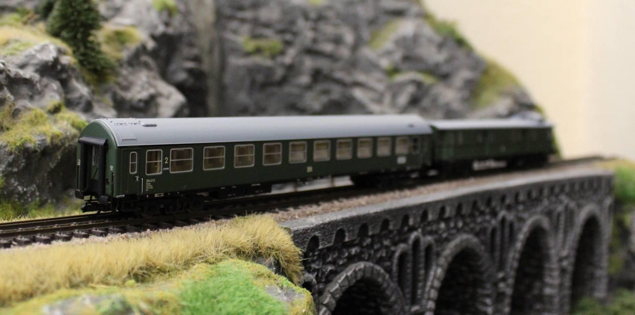 Tillig 01095 TT Reisezugwagenset „D 118 Leipzig-Köln“ der DR, bestehend aus einem Liegewagen 2. Klasse, Typ B und einem Gepäckwagen Pw4i-32, Teil 4
