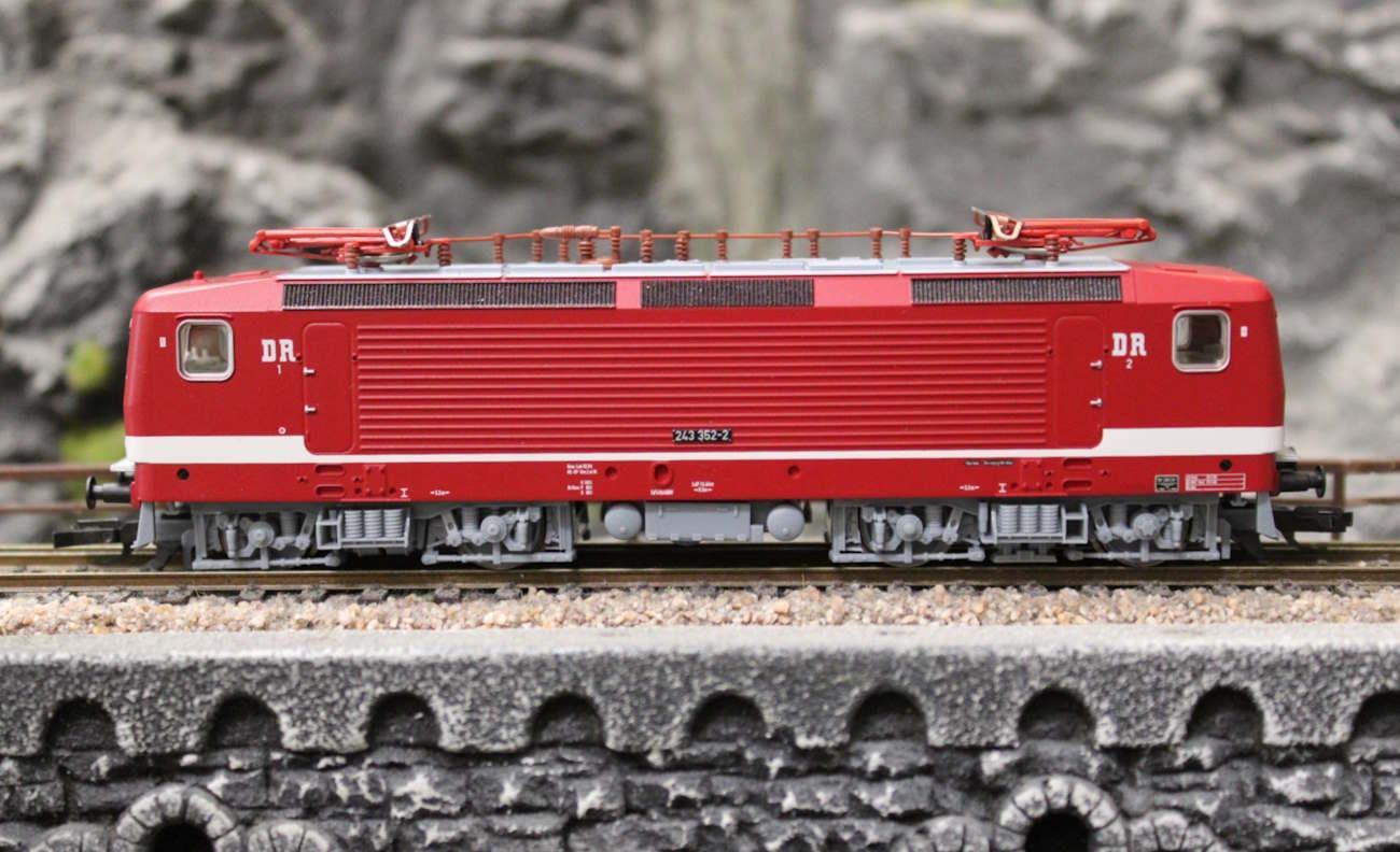 Tillig 04348 TT Elektrolokomotive BR 243 der DR