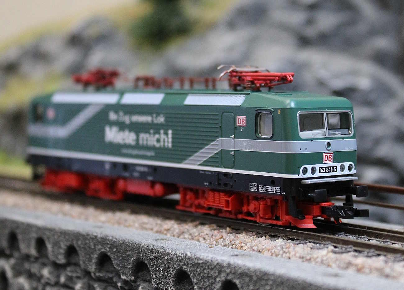Tillig 04349 TT Elektrolokomotive 143 841-5 der DB Gebrauchtzug