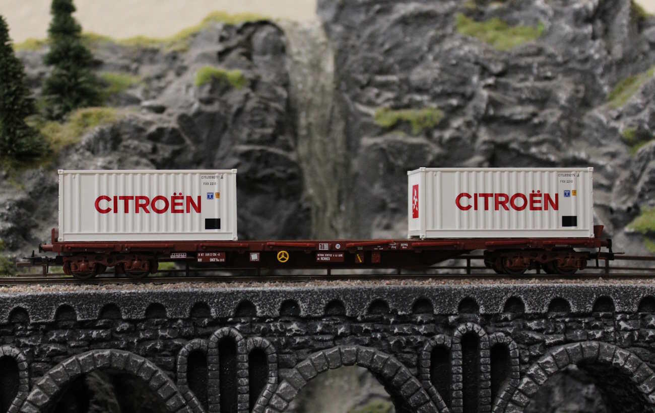 Jouef HJ6310 H0 SNCF, 4-achs. Flachwagen Typ Rs mit 2 x 20’-Containern Citroën, weiss