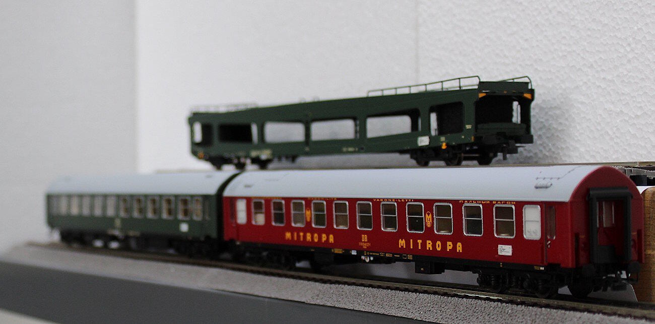 Rivarossi HR4418 H0 3-tlg. Set des Autoreisezug Berlin – Lörrach DR