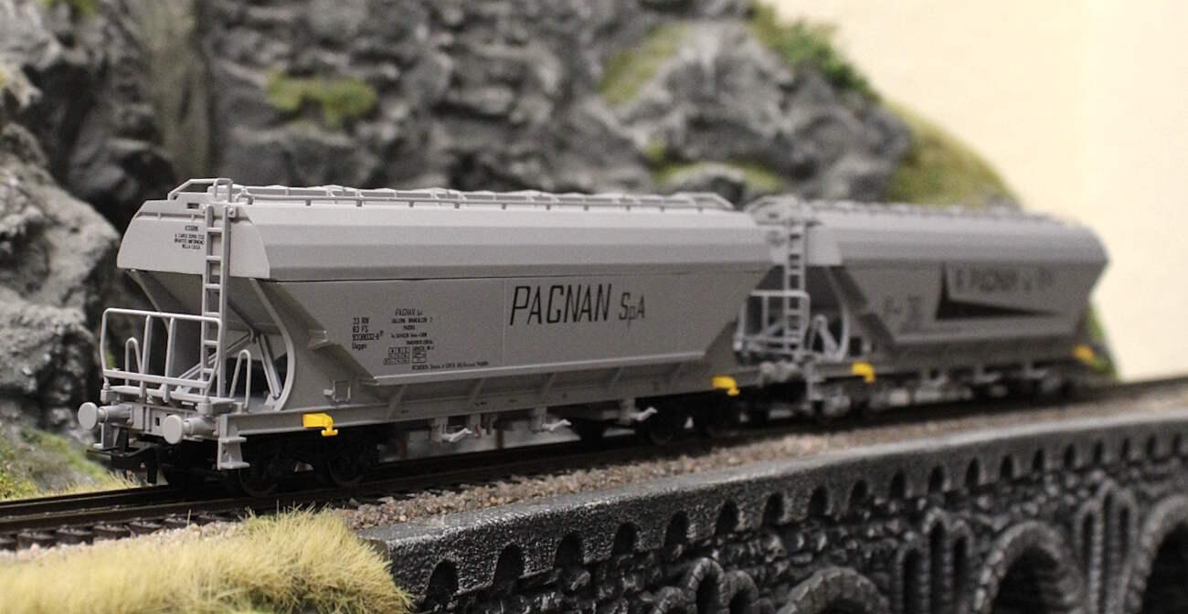 Rivarossi HR6678 H0 2-tlg. Set Getreidesilowagen der Bauart Uas, „Pagnan“der FS