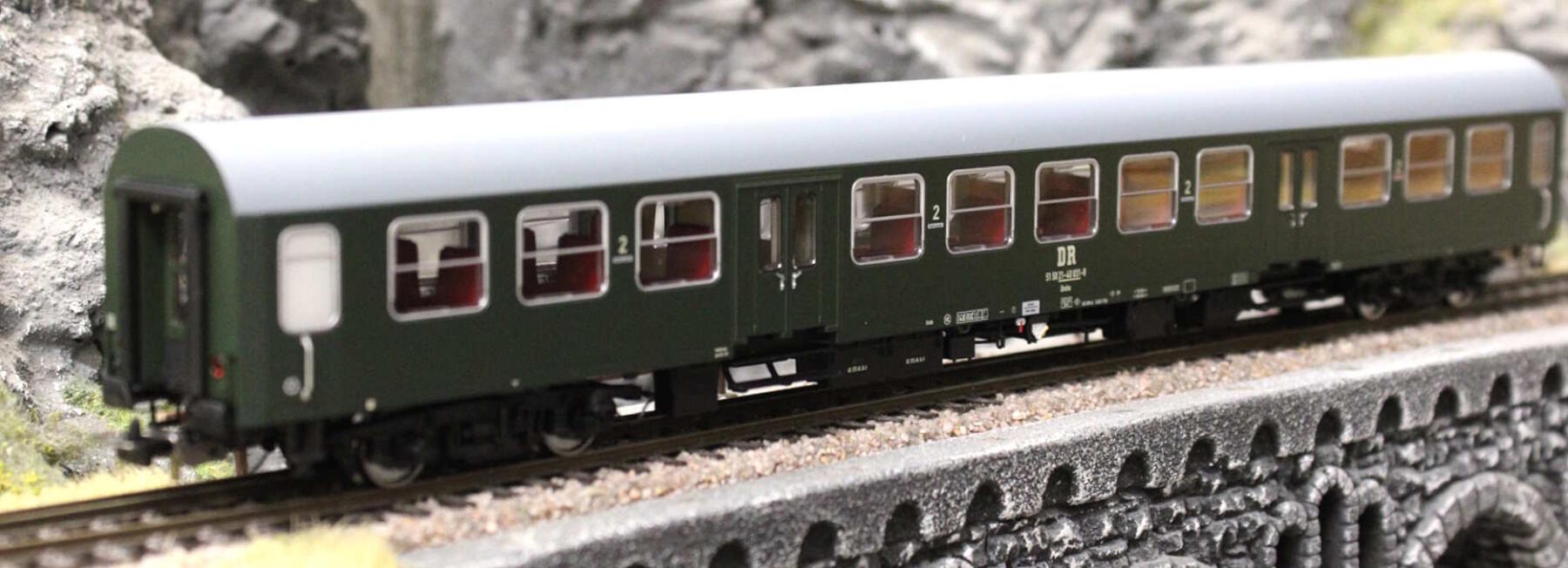 Piko 28001 H0 Halberstädter Mitteleinstiegswagen 2. Klasse DR Epoche IV