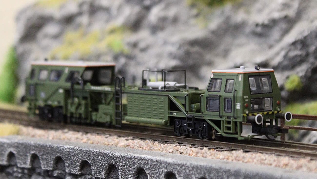 Fischer Modell 26013109 Gleisstopfmaschine NVA