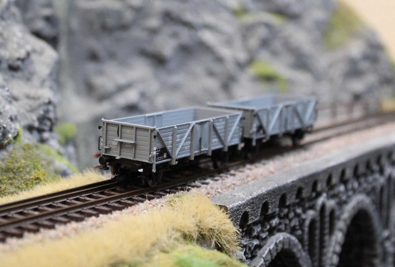 Tillig 502800 TT Club Set mit zwei Güterwagen Om;  "VEB Eisenwerke West", DR, Ep. III