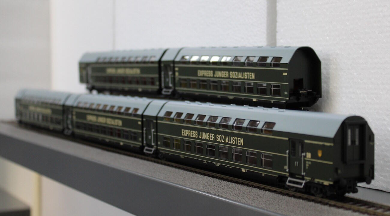 Piko 53125 H0 Doppelstock-Gliederzug DGBe12 "Express Junger Sozialisten" DR III 5-teilig