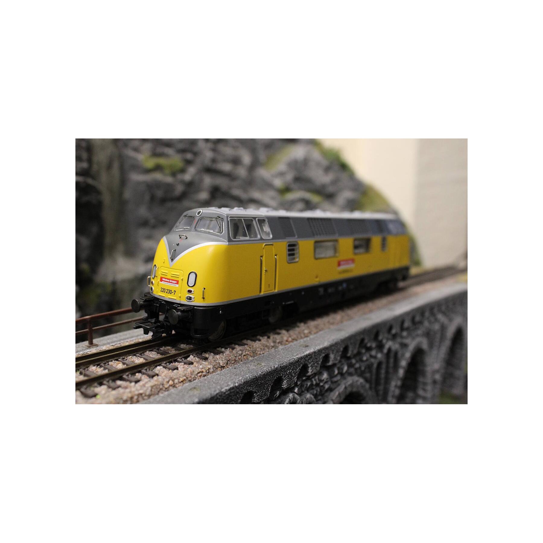 Trix 22380 H0 Diesellokomotive BR 220 DBG - Sound Version