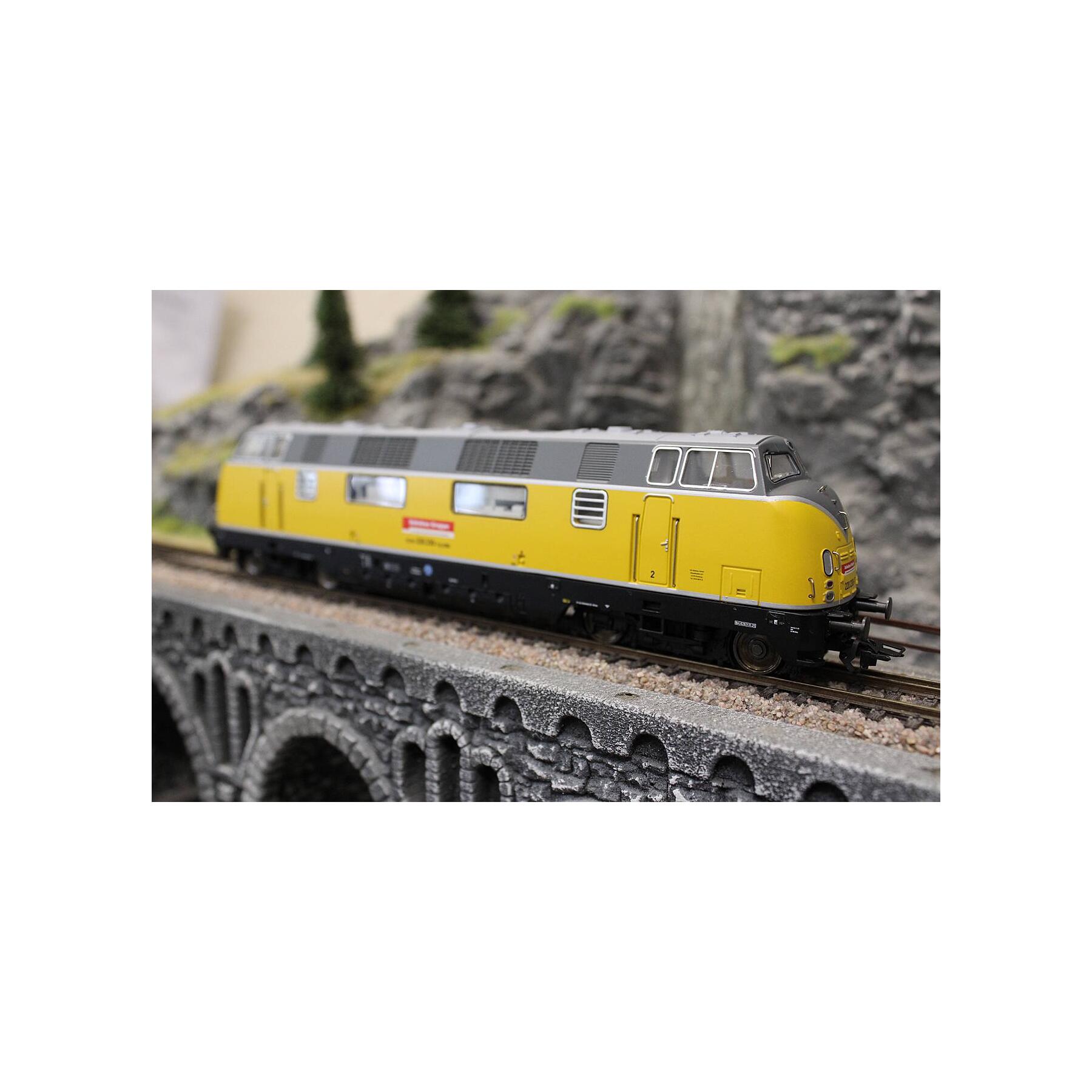 Trix 22380 H0 Diesellokomotive BR 220 DBG - Sound Version