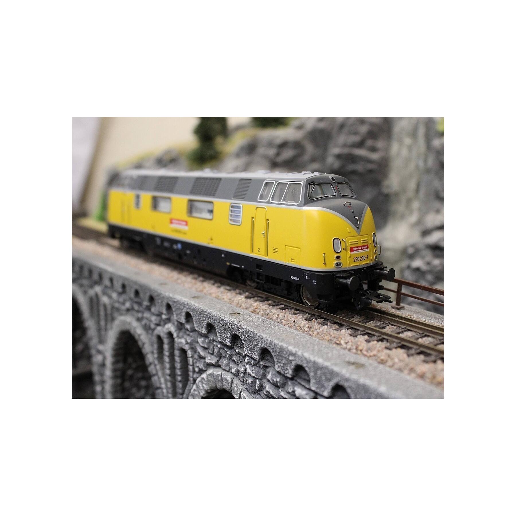 Trix 22380 H0 Diesellokomotive BR 220 DBG - Sound Version