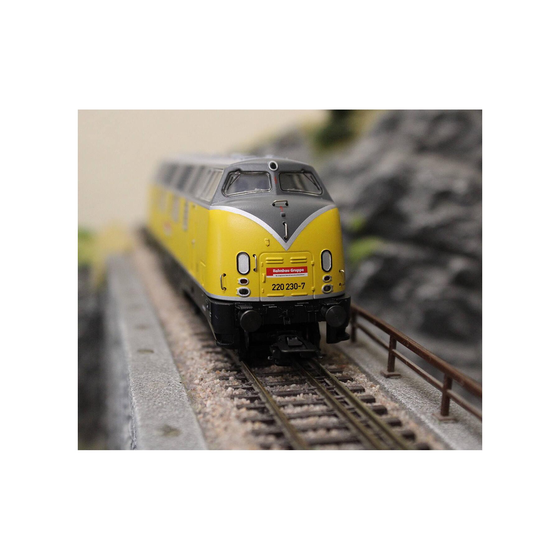 Trix 22380 H0 Diesellokomotive BR 220 DBG - Sound Version