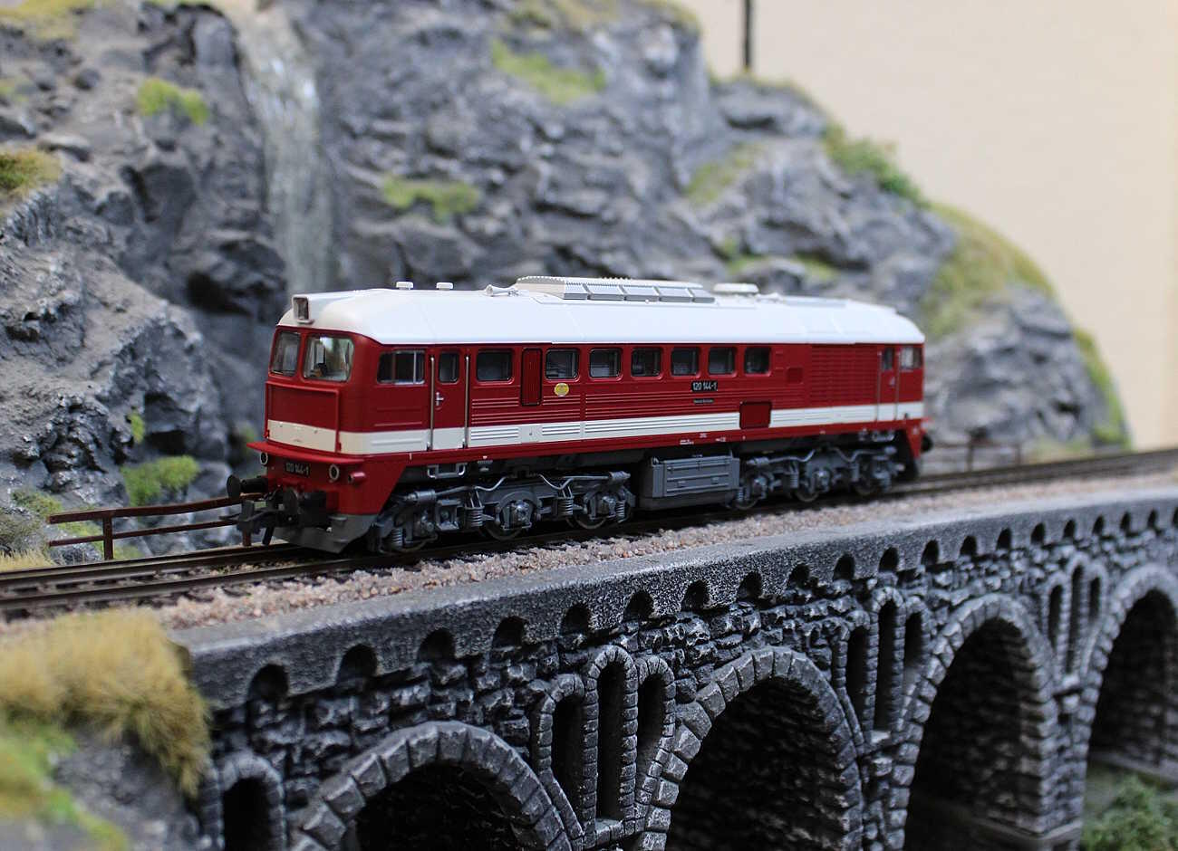 Roco 7300096  H0 Diesellokomotive BR 120 144-1 DR ,Ep IV