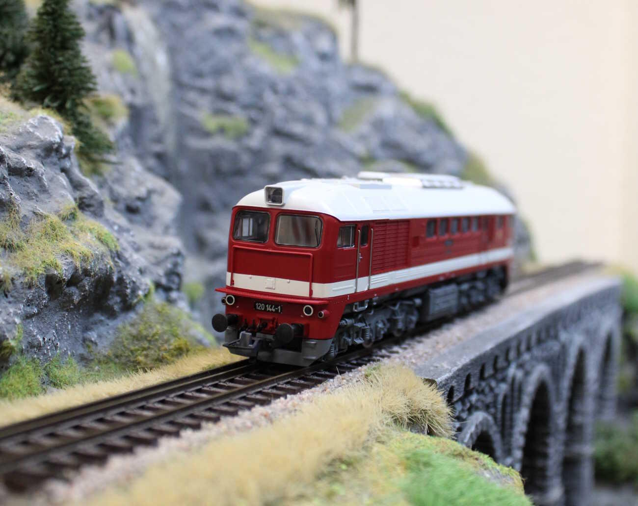 Roco 7300096  H0 Diesellokomotive BR 120 144-1 DR ,Ep IV