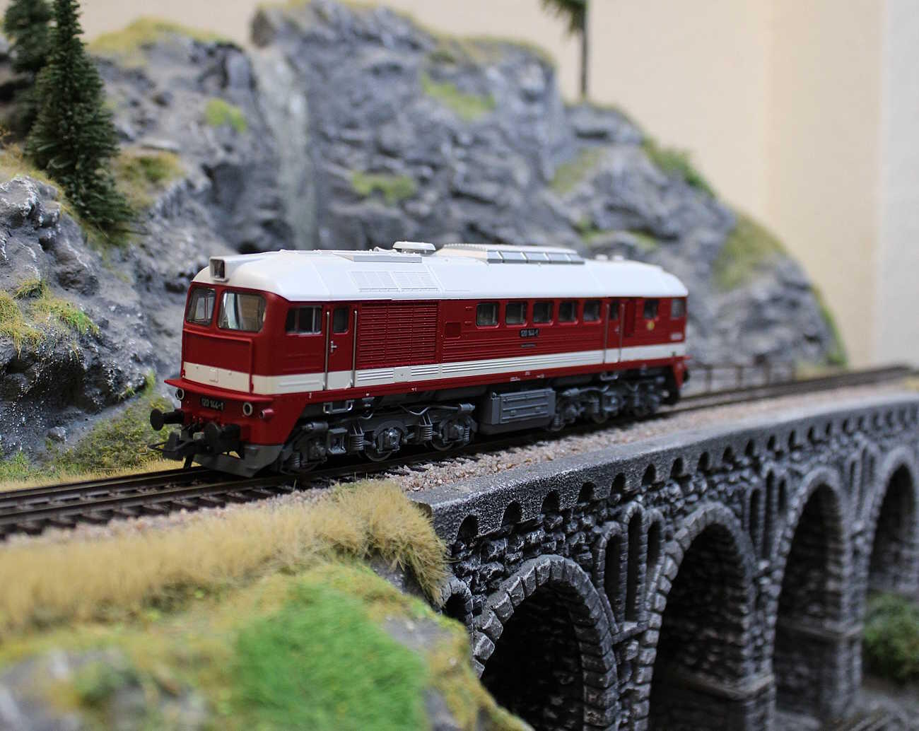 Roco 7300096  H0 Diesellokomotive BR 120 144-1 DR ,Ep IV