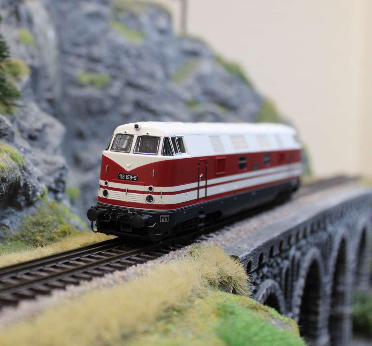 Roco 7300085  H0 Diesellokomotive BR 118 158-4 DR ,Ep IV