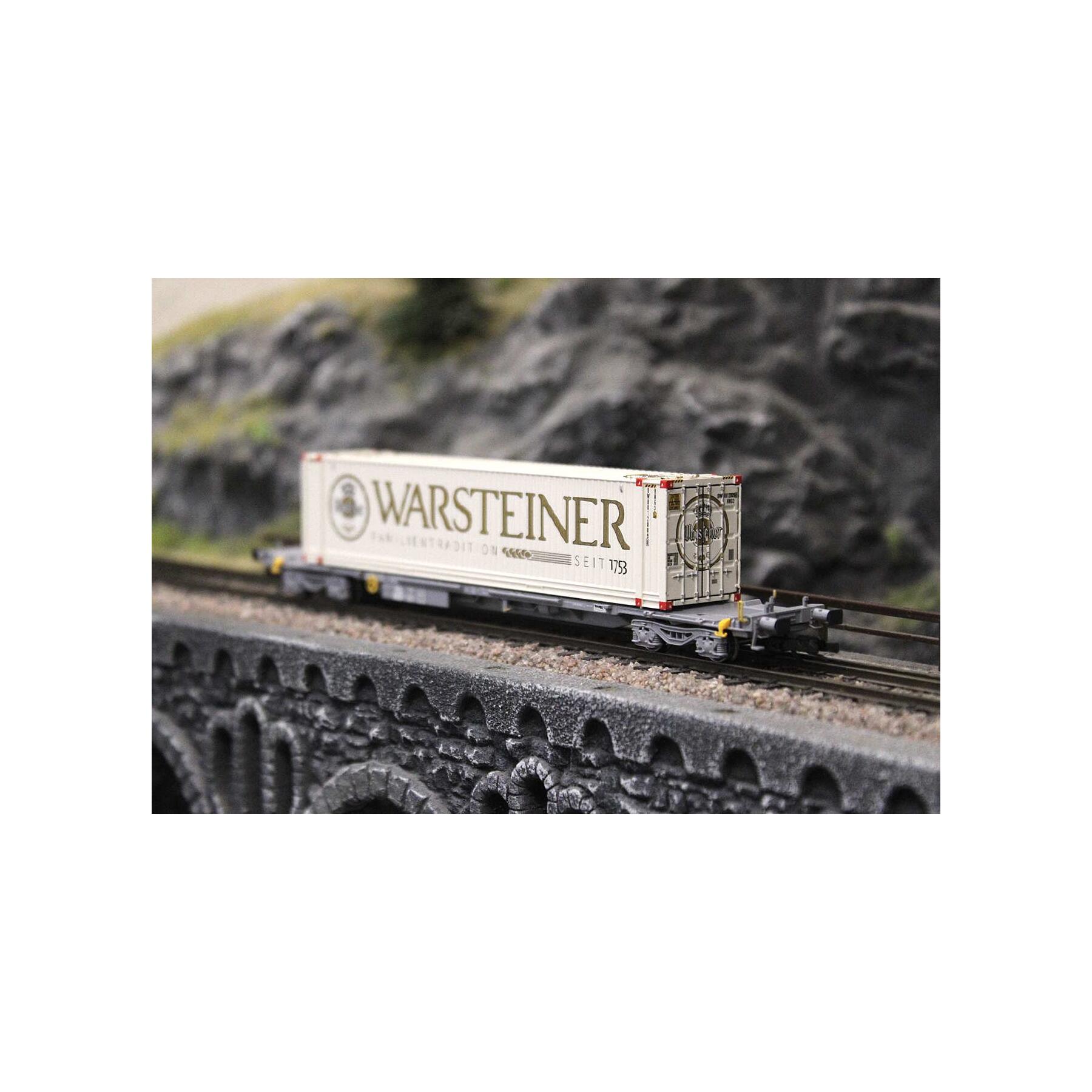 Arnold HN9767 TT graue Farbgebung 4-achs. Containerwagen, beladen mit 1 x 45-Container „Warsteiner“