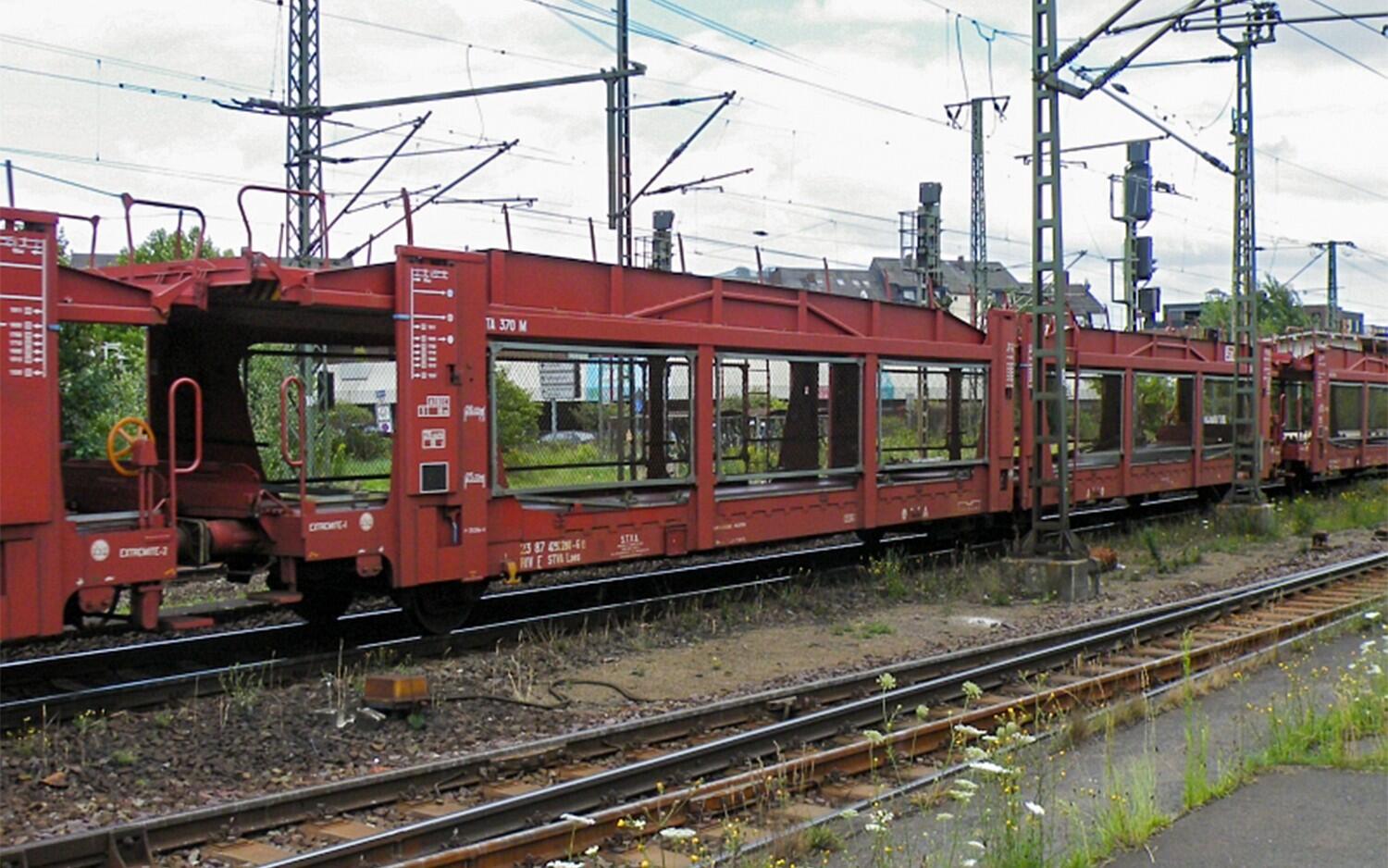 Arnold HN9770 TT 3-achs. Autotransportwagen Laes TA 370 M STVA, rot mit „STVA”-Logo