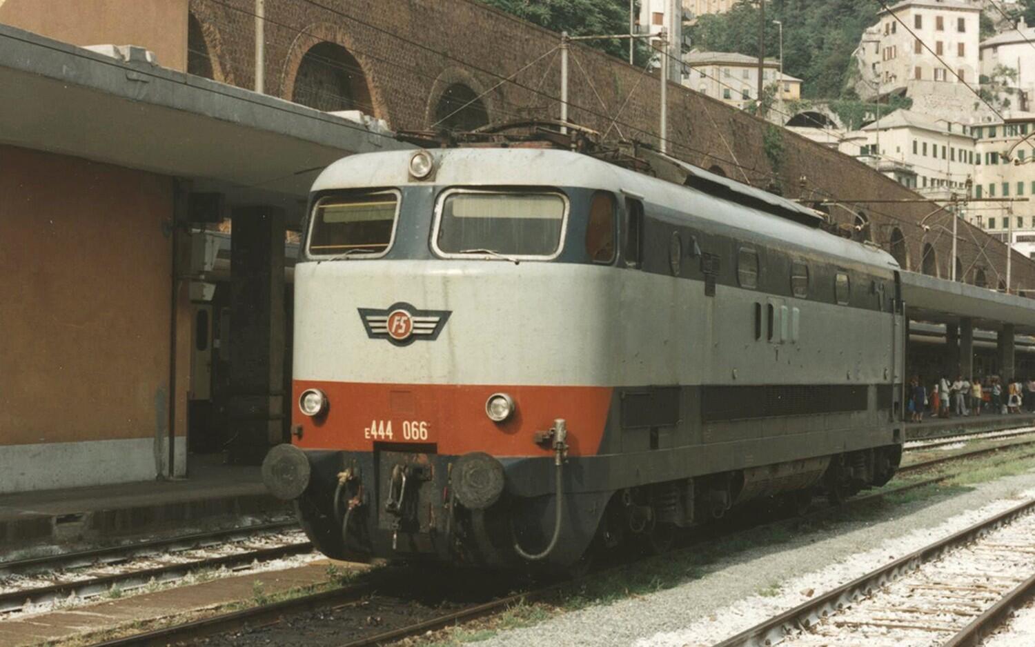 Arnold HN2688 N Elektrolokomotive E.444 2. Serie FS, in Ursprungslackierung mit rotem Streifen, ohne silberne Zierleisten