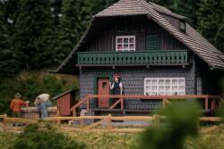 Faller 130010 H0 Jubiläumsmodell Schwarzwaldhaus mit Figur