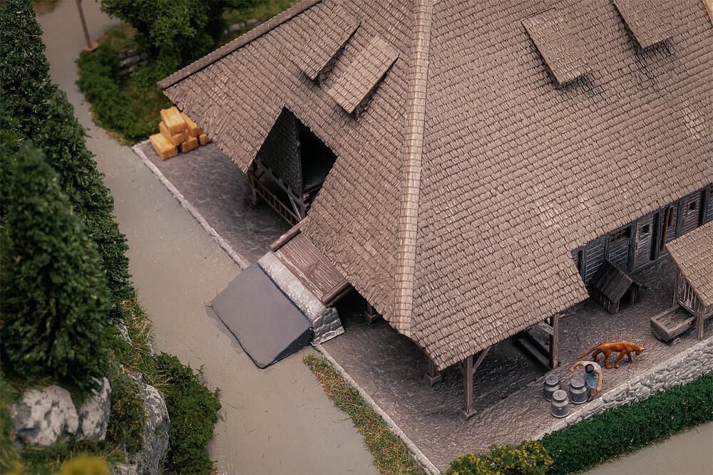 Faller 130013 H0 Jubiläumsmodell Schwarzwaldhof mit 2 Figuren