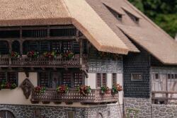 Faller 130013 H0 Jubiläumsmodell Schwarzwaldhof mit 2 Figuren