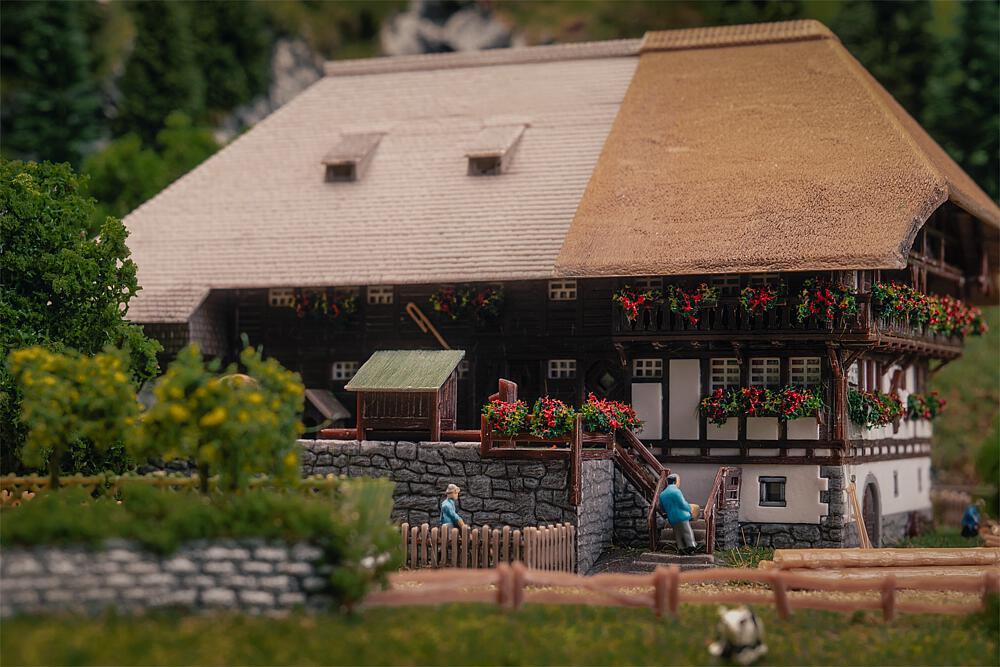 Faller 232010 N Jubiläumsmodell Schwarzwaldhof mit 2 Figuren