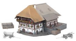 Faller 232010 N Jubiläumsmodell Schwarzwaldhof mit 2 Figuren