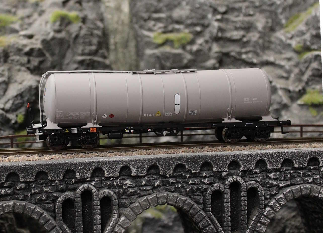 Igra Modell 96210070 H0 Kesselwagen Zacns 88 CH- LBA, JET A-1, Ep.VI