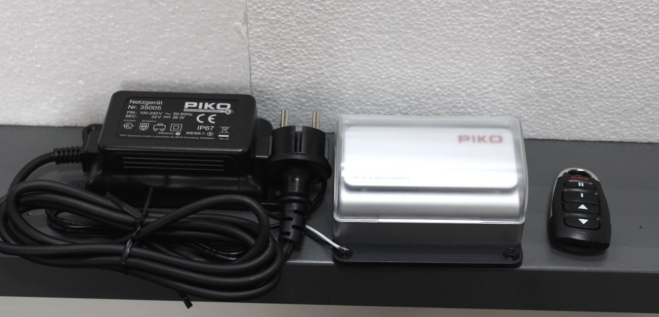 Piko 37145-1 G Diesellokomotive V100 DR Ep III mit R/C Controller & Netzteil-Set