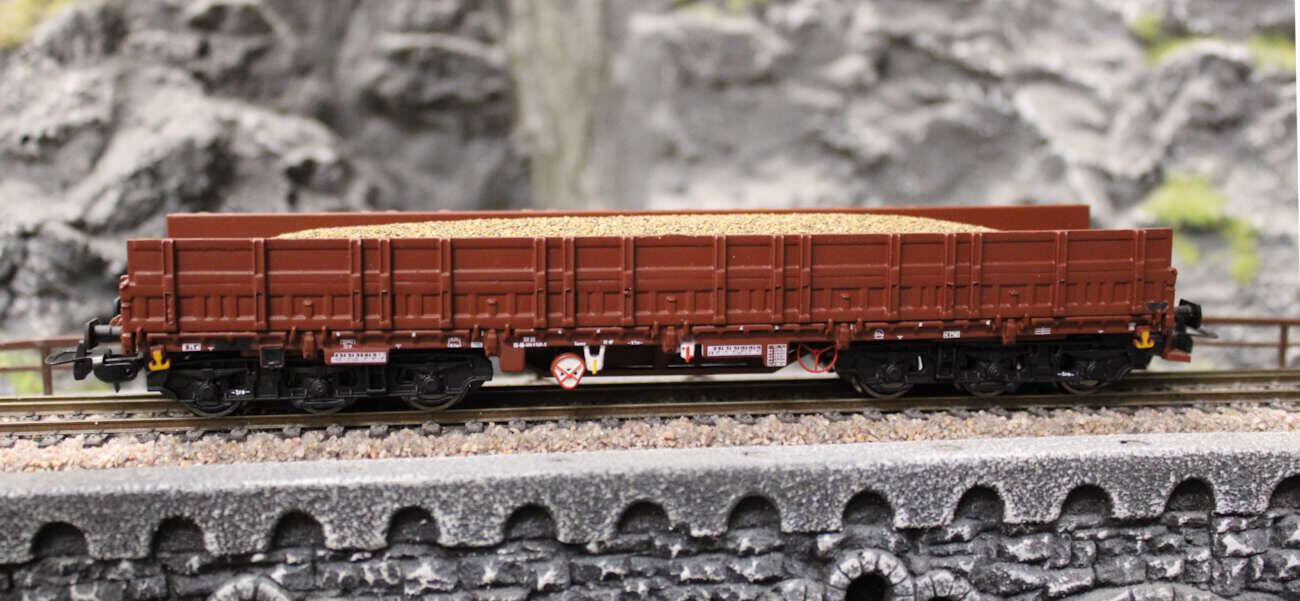 NPE NW22122 H0 Schwerlastwagen Samms 4860 DR hohe Bordwände mit Kies Ladung