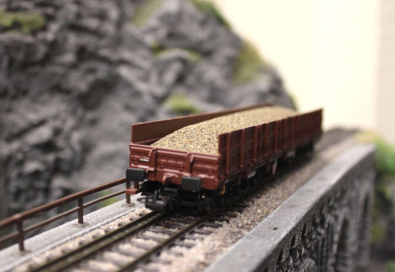 NPE NW22122 H0 Schwerlastwagen Samms 4860 DR hohe Bordwände mit Kies Ladung