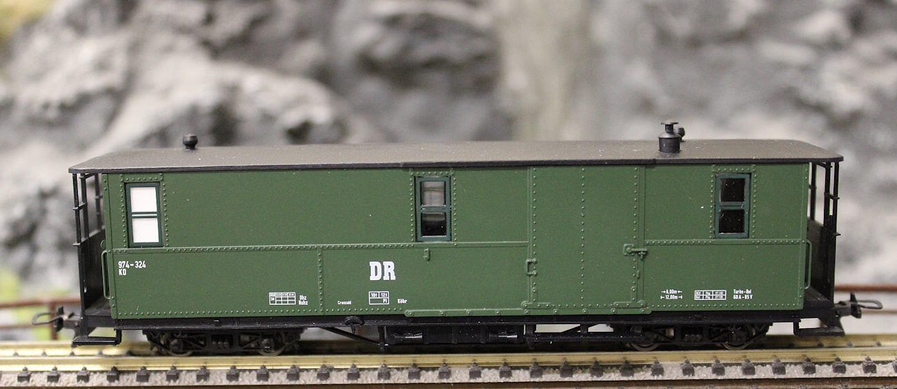 PMT / Technomodell 5-3413 4-achsiger Zugführerwagen der DR