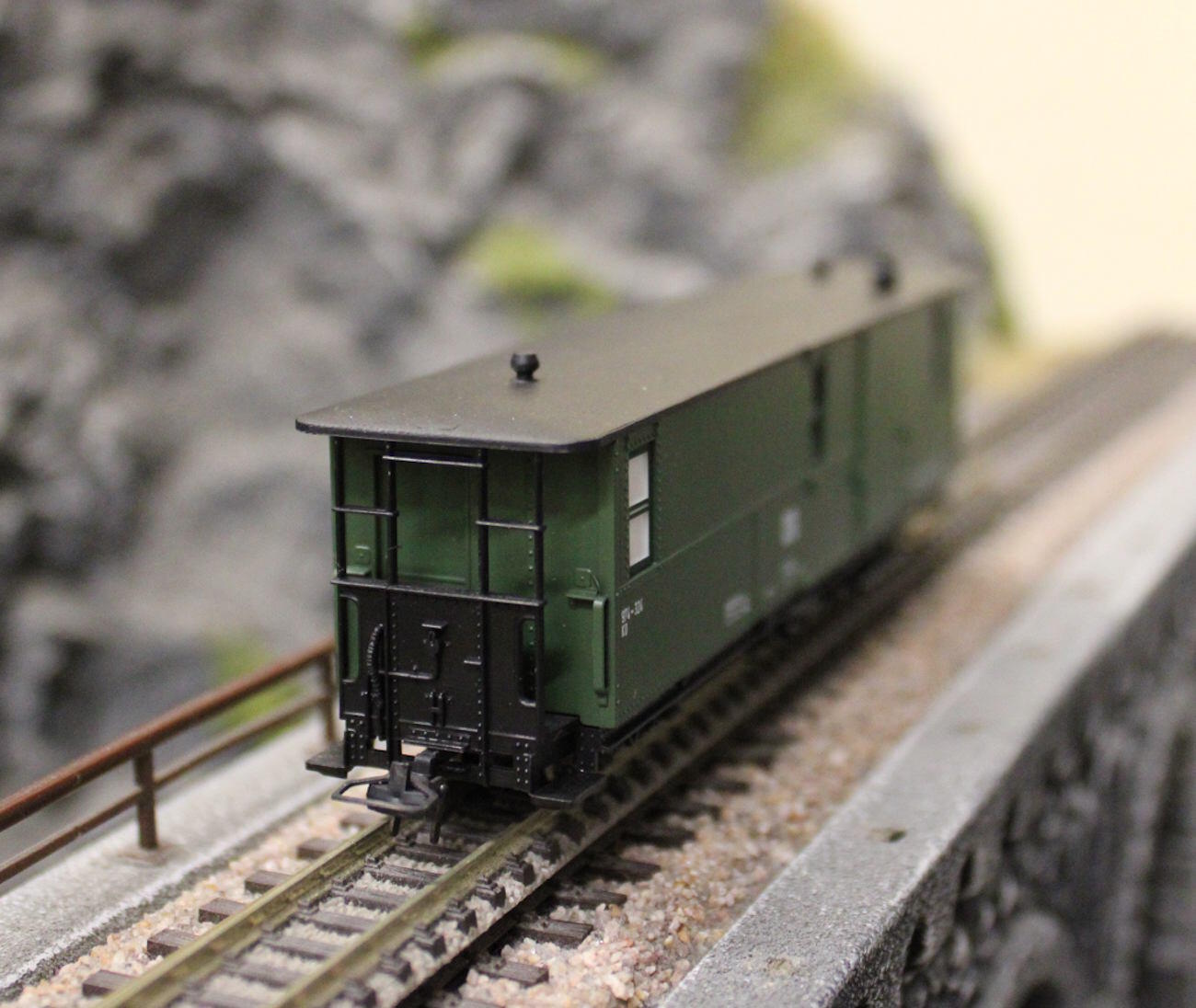 PMT / Technomodell 5-3413 4-achsiger Zugführerwagen der DR