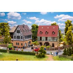 Faller 130147 H0 Fachwerkhaus mit Wirtschaftsg