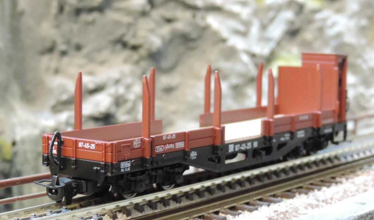 Roco 34530 Schmalspur-Rungenwagen der DR