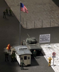 Busch 1490 Checkpoint Charlie